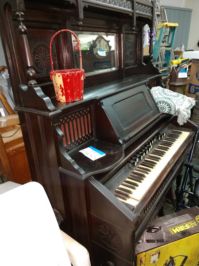 Thad Woods Auction - Store photo