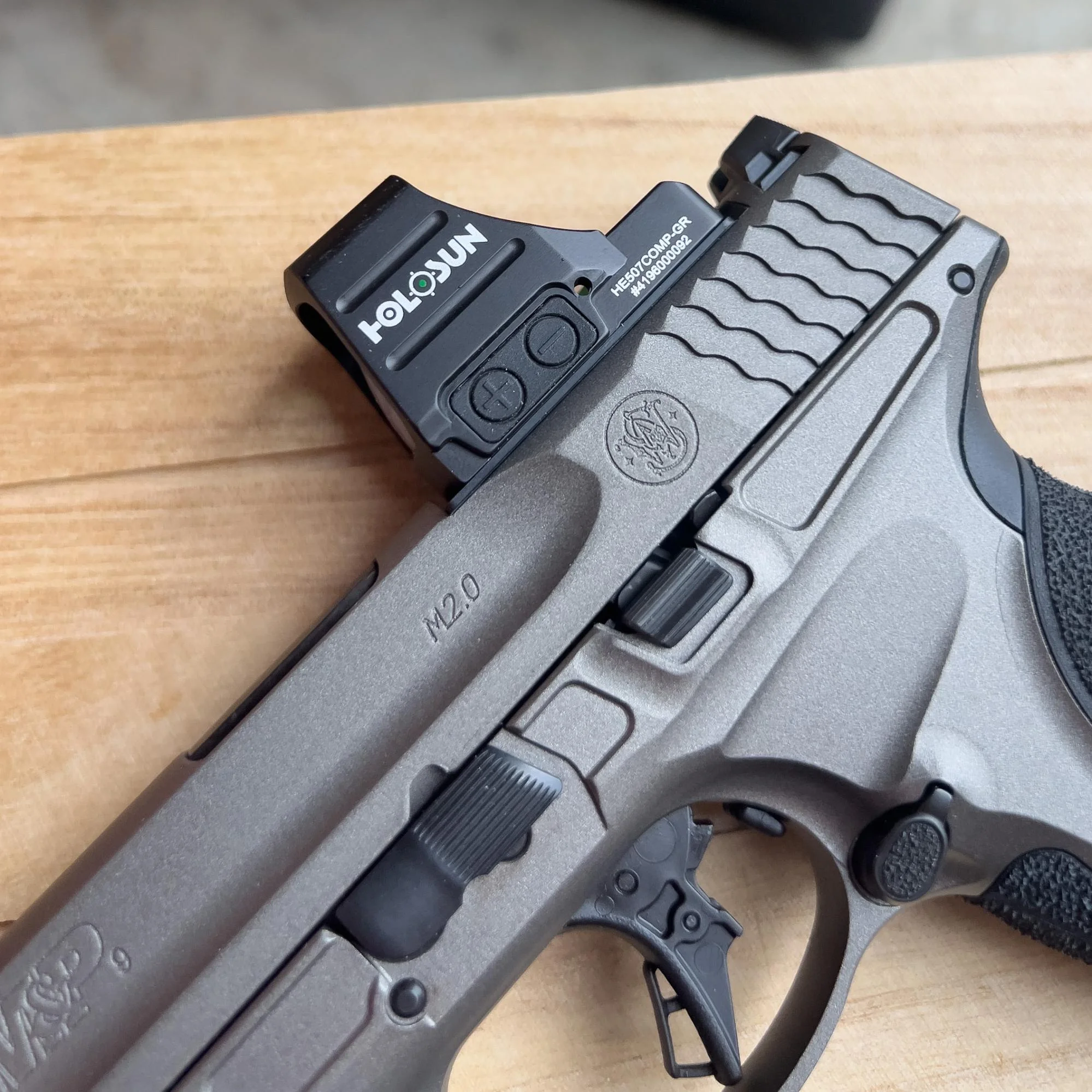 holosun 507comp green dot sight mounted on smith wesson m2.0