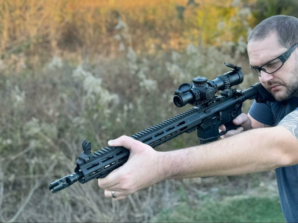 Photo of the Swampfox Warhorse 1-6x FFP LPVO mounted on a Smith & Wesson M&P15 Volunteer XV Pro rifle
